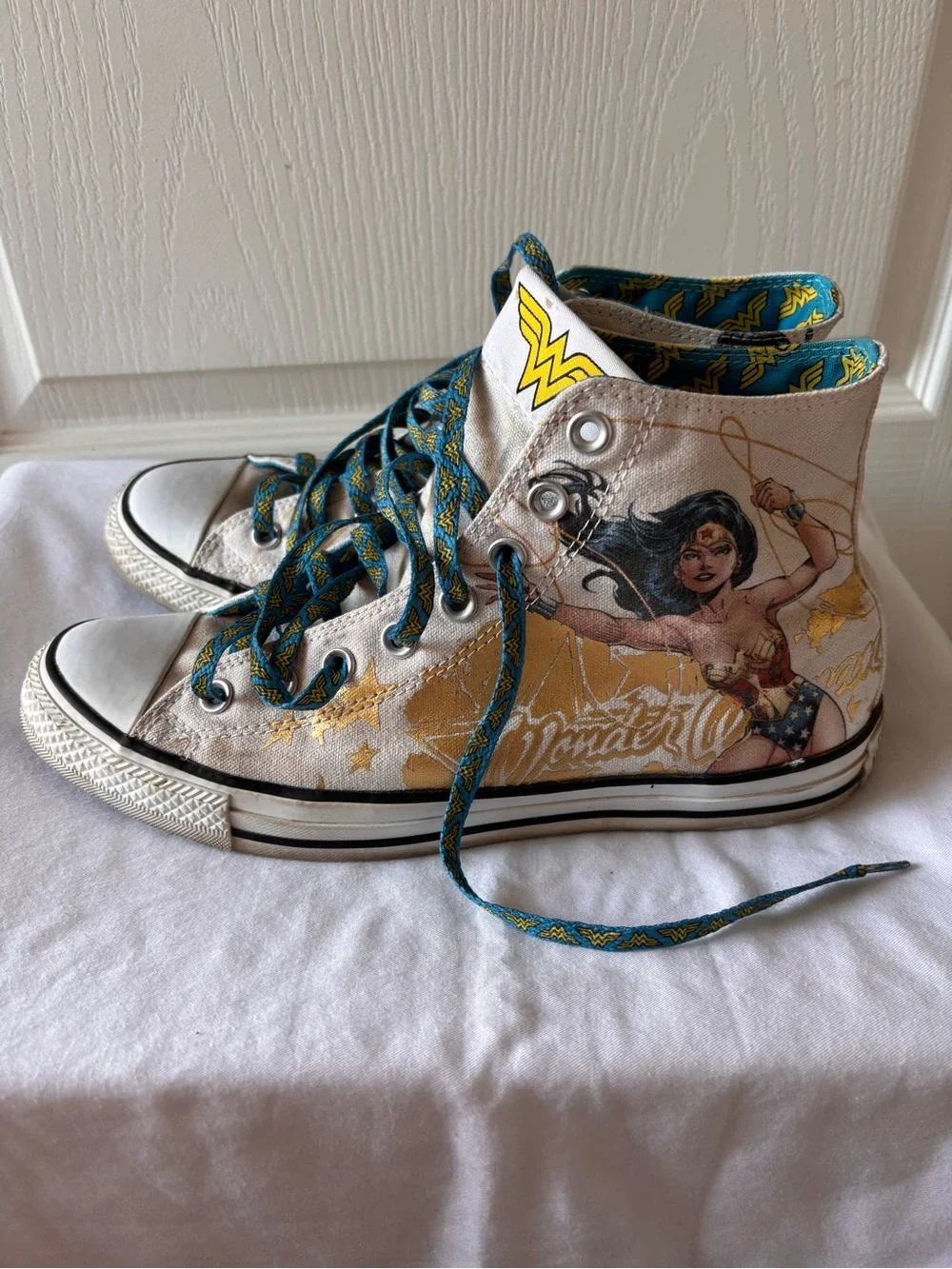 DC Comics x converse Wonder Woman Sneakers Gold Women’s 10.5 Mens 8.5
